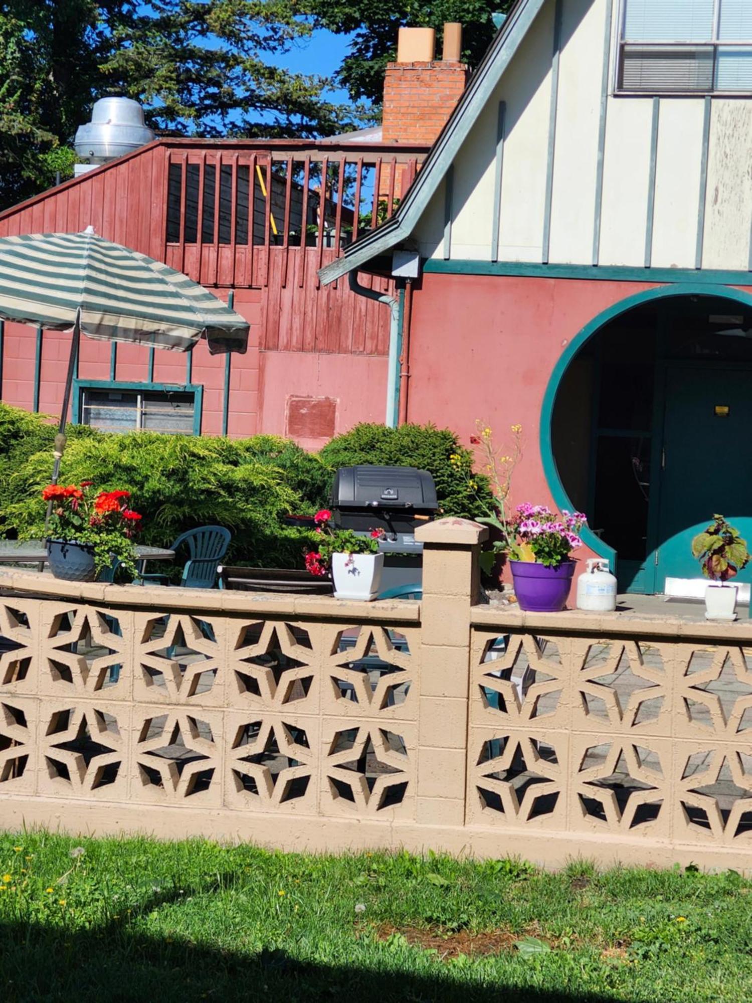 Tiki Village Inn Vernon Exterior photo