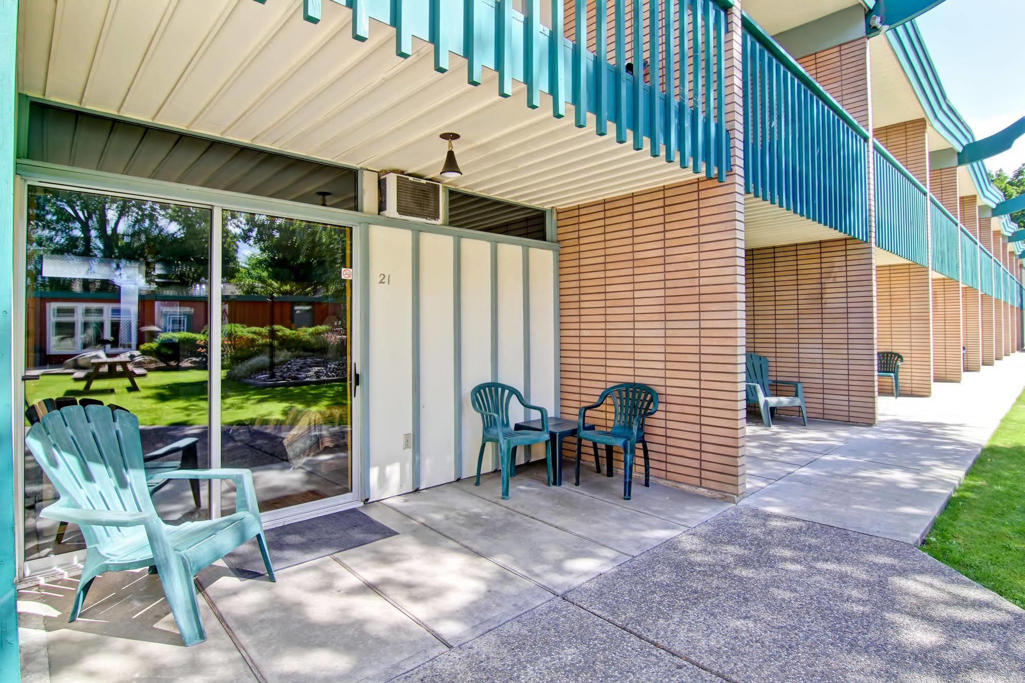 Tiki Village Inn Vernon Exterior photo